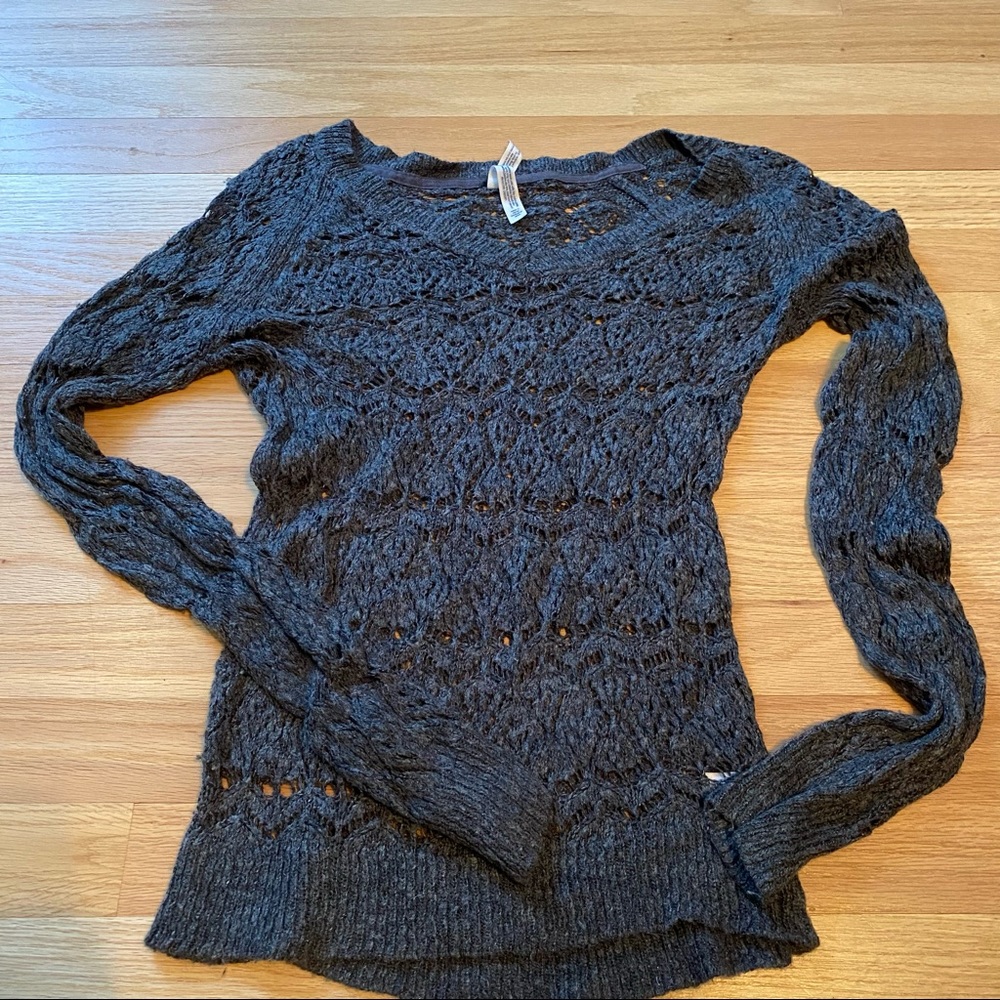 Aeropostale size S V neck gray long sleeve sweater